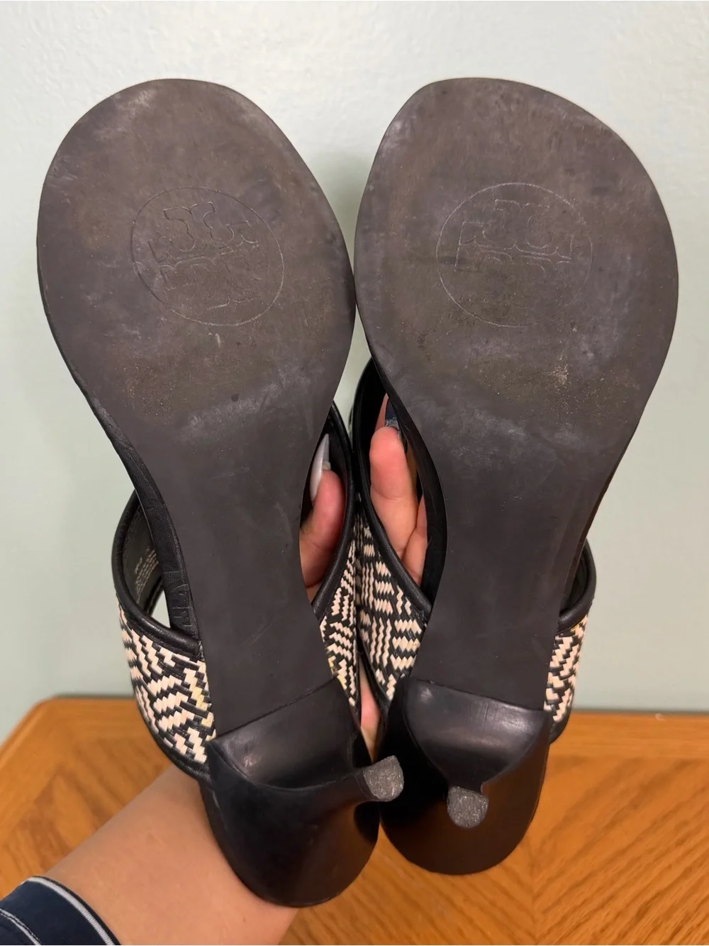 Tory Burch Fete Woven Raffia Logo Detail Thong Sandal Kitten Heel Black White